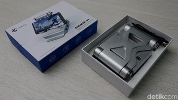 Ketika dibuka, langsung terlihat perangkat dalam keadaan terlipat. Perangkat ini cuma hadir dalam satu varian warna, yakni silver. Foto: Muhammad Ridho/Teks: Muhammad Alif Goenawan. 