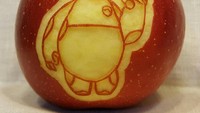  Anak-anak pasti suka kalau dikasih buah apel ini. Soalnya ada tokoh kartun favorit mereka, si gemas Baymax. Foto: Instagram @tomo_like_it