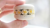 Dibutuhkan kesabaran dan ketelitian dalam membuat bunga-bunga di antara lapisan kue macarons ini. Foto: Instagram @ayseyamanbutikpasta