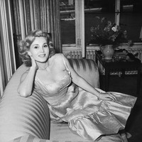 Aktris yang pernah mendapat dua nominasi Oscars ini terhitung sudah menikah sebanyak sembilan kali dalam hidupnya. Suami pertama yang dinikahinya adalah politisi asal Turki, Burhan Belge. Pernikahan mereka hanya bertahan empat tahun dari 1937 - 1941. Foto: Getty Images