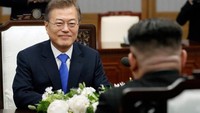 Presiden Moon memuji keputusan Kim untuk melawat ke Korsel dan berharap mereka akan mencapai kesepakatan kuat sehingga kita bisa memberikan hadiah besar bagi seluruh rakyat Korea dan orang-orang yang menginginkan perdamaian. (Foto: AFP)