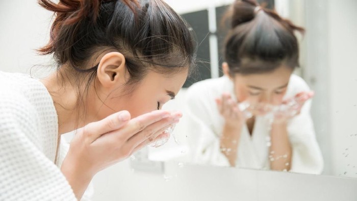 Usai bangun tidur, ada baiknya kamu membasuh muka dengan sabun dan air. (Foto: Thinkstock)
