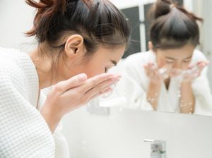 Waktu yang Tepat Mencuci Wajah di Malam Hari, Jangan Tunggu Jelang Tidur