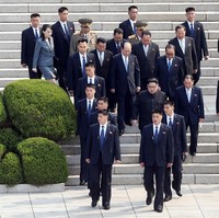 Bertubuh tegap, mereka gagah dalam balutan setelan hitam. Tak sedikit pula yang dikaruniai wajah tampan. Tapi bukan itu yang mencuri perhatian. (Foto: Getty Images)