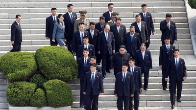 Aksi Pengawal Kim Jong-Un yang Bikin Netizen Gagal Fokus