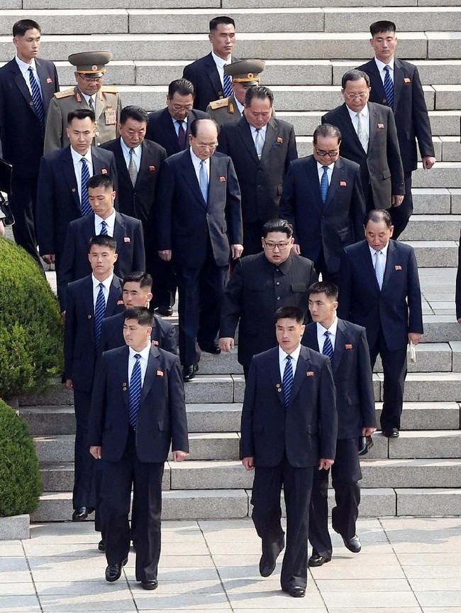 Bertubuh tegap, mereka gagah dalam balutan setelan hitam. Tak sedikit pula yang dikaruniai wajah tampan. Tapi bukan itu yang mencuri perhatian. (Foto: Getty Images)