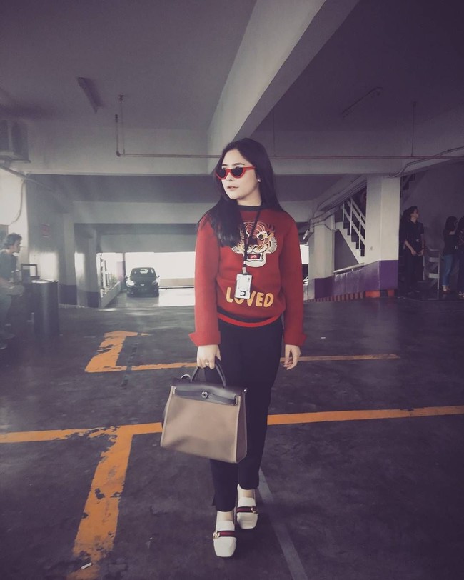 Brand Gucci kembali menjadi pilihan Prilly untuk penampilannya ke kampus. Kali ini dia memadukan sweatshirt dan sepatu Gucci dengan tas Hermes Etoupe seharga US$ 2.250 atau sekitar Rp 31 juta. Foto: Instagram/prillylatuconsina96