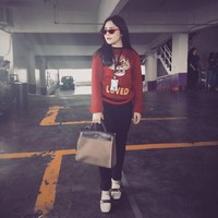 Brand Gucci kembali menjadi pilihan Prilly untuk penampilannya ke kampus. Kali ini dia memadukan sweatshirt dan sepatu Gucci dengan tas Hermes Etoupe seharga US$ 2.250 atau sekitar Rp 31 juta. Foto: Instagram/prillylatuconsina96