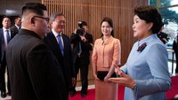Ri Sol Ju disambut istri Presiden Korsel Moon Jae-In, Kim Jung-Sook, di desa Panmunjom, zona demiliterisasi yang memisahkan dua negara.