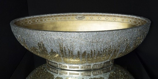 Super mewah! Begitu kata yang cocok untuk mendeskripsikan bathtub yang satu ini. Betapa tidak, selain terbuat dari emas 24 karat, bak untuk berendam ini juga dihiasi 250.000 kristal yang berkilauan! Harganya mencapai 100.000 pound sterling atau sekitar Rp 1,8 miliar. Adalah Celia Sawyer, desainer interior yang berada di balik ide fancy ini. Ia dikenal dengan gayanya yang glamor dan mahal sampai-sampai mendapat julukan The Queen of Bling. (Foto: Dok. ist)