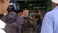 Dimintai konfirmasi mengenai kejadian ini, Kabid Humas Polda Sulsel Kombes Dicky Sondani mengatakan polisi yang ada di dalam video itu merupakan polisi yang mengawal petugas pengganti isi ATM. Peristiwa itu terjadi pada Selasa (24/4/2018). (Foto: Screenshot video)