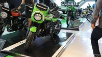 Keduanya dibekali mesin 4-silinder 948cc, dengan gaya tradisional dan modern. Foto: Ruly Kurniawan