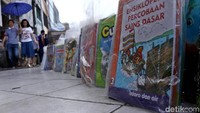 Buku-buku bekas dijual di Jalan Pintu Kecil, Roa Malaka, Jakarta, Jumat (27/4/2018).