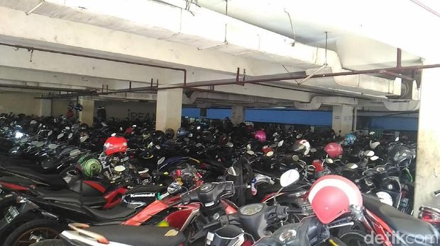 Parkir Blok G Tanah Abang, Jumat (27/4/2018)