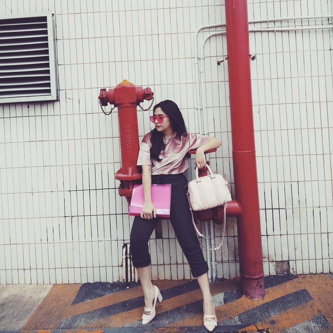 Prilly Latuconsina tercatat sebagai mahasiswi London School of Public Relations (LSPR) Fakultas Ilmu Komunikasi. Saat ke kampus, Prilly kerap bergaya dengan sederet tas yang harganya tidak murah. Foto: Instagram/prillylatuconsina96