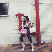 Prilly Latuconsina tercatat sebagai mahasiswi London School of Public Relations (LSPR) Fakultas Ilmu Komunikasi. Saat ke kampus, Prilly kerap bergaya dengan sederet tas yang harganya tidak murah. Foto: Instagram/prillylatuconsina96