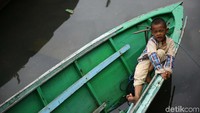 Ia tampak bermain di perahu.