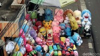 Inilah penampakkan pedagang boneka yang berjualan menutupi trotoar jalan dan Jembatan Penyeberangan Orang (JPO) dan trotoar jalan, di Jalan Jend. Basuki Rachmat, Pasar Gembrong, Jakarta Timur, Jumat (27/04/2018).