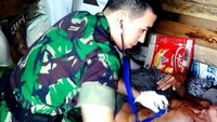 Sebagai dokter militer dr Ivan berbakti pada masyarakat dengan melayani pasien di tempat yang sulit terjangkau. (Foto: Instagram/doctorcombat)
