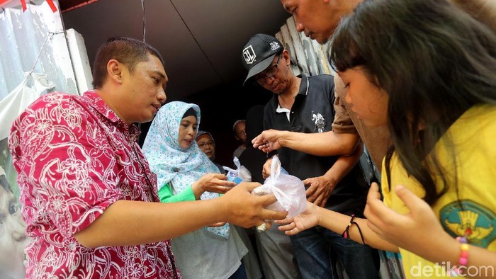 Komunitas Giat Sedekah Nasi Bungkus memberikan makanan gratis kepada kaum dhuafa di kawasan Mampang Prapatan, Jakarta.