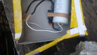 Saat ditemukan, paket yang diduga bom itu berisi sebuah tabung kecil dan terhubung dengan beberapa kabel kecil. Foto: ibnu munzir