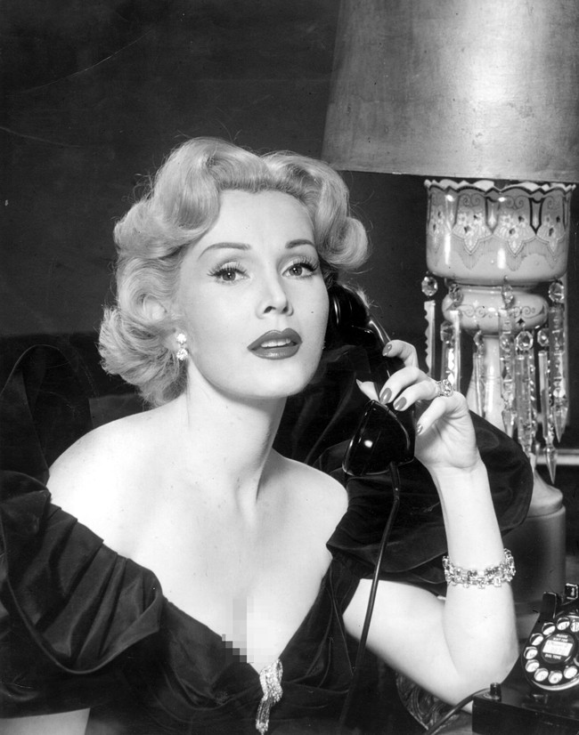 Zsa Zsa Gabor merupakan aktris sekaligus sosialita asal Vienna, Austria, yang pindah ke Hollywood untuk mengejar kesuksesan kariernya. Kisah asmaranya cukup berliku, dan ia pernah menikah dengan sembilan pria. Foto: Getty Images