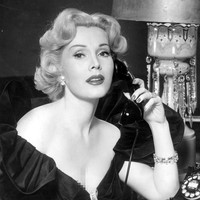 Zsa Zsa Gabor merupakan aktris sekaligus sosialita asal Vienna, Austria, yang pindah ke Hollywood untuk mengejar kesuksesan kariernya. Kisah asmaranya cukup berliku, dan ia pernah menikah dengan sembilan pria. Foto: Getty Images