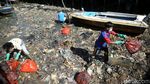 Warga Gotong-royong Bersihkan Sisa Tumpahan Minyak di Balikpapan