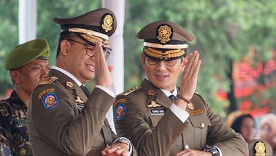 Foto: Pose Bukan Ultraman Anies-Sandi