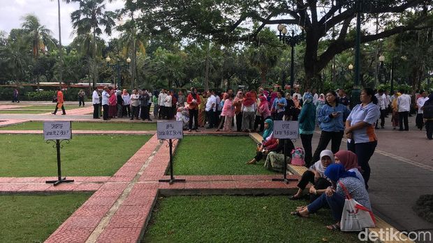 Pegawai Balai Kota berkumpul di titik evakuasi saat simulasi kebakaran dilakukan