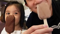 Makan es krim berdua. Vino dan putrinya terlihat akrab banget. Foto: Instagram @vinogbastian