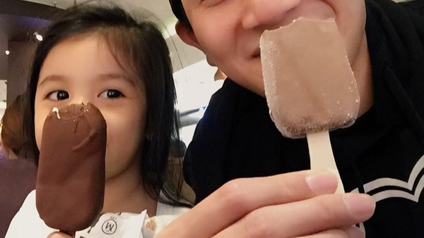 Papa Ganteng, Vino G. Bastian Doyan Kulineran dan Melahap Pete
