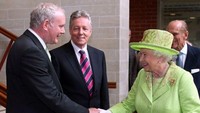 Ratu Elizabeth-McGuinnessPada momen penting dalam proses perdamaian Irlandia Utara, Ratu Elizabeth II Inggris bertemu mantan petinggi Tentara Republik Irlandia (IRA), Martin McGuiness, yang terlibat permusuhan berdarah selama bertahun-tahun dengan pasukan Inggris. IRA ingin mengakhiri pemerintahan Inggris di provinsi dan bergabung dengan Republik Irlandia. McGuinness kemudian menjadi salah satu tokoh yang membantu merundingkan pengakhiran kekerasan. McGuinness yang kemudian menjadi wakil menteri pertama Irlandia Utara, berjabat tangan dengan Ratu saat Elizabeth berkunjung ke provinsinya pada 2012.Jabat tangan itu merupakan sikap terhadap rekonsiliasi yang tak pernah terbayangkan sebelumnya karena masa lalu operasi keamanan militer McGuinness yang masih membuat marah banyak orang.