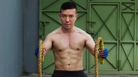 dr Ivan dipuji karena tampan dan punya badan yang kekar kotak-kotak. (Foto: Instagram/doctorcombat)