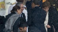 Obama-CastroDalam acara peringatan untuk Nelson Mandela di 2013, Presiden AS Barack Obama menjadi sorotan ketika dia berjabat tangan dengan pemimpin Kuba Raul Castro, yang pertama di hadapan publik di tengah permusuhan yang telah berlangsung selama beberapa dekade.Dalam hitungan bulan, hubungan diplomatik dua negara itu dipulihkan pada Juli 2015 yang diikuti dengan beberapa kebijakan yang sebelumnya tak terpikirkan lantaran permusuhan yang berlangsung lebih dari setengah abad.