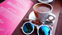 Menyambangi Italia, Masayu minum secangkir hot chocolate. Tentu jadi pilihan pas untuk menangkal udara dingin. Foto: Instagram masayuanastasia