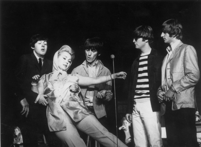 Pada 1976, Zsa Zsa kembali menikah,kali ini dengan pria bernama Michael OHara. Muncul rumor kalau Zsa Zsa juga berhubungan asmara dengan aktor Count Felipe de Alba saat masih terikat dalam tali pernikahan. Hingga akhirnya ia memutuskan cerai dari Michael. Foto: Getty Images