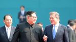 Bersejarah! Senyum Kim Jong Un-Presiden Korsel Saat Gandengan Tangan
