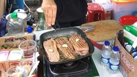 Saat berada di lokasi syuting Wiro Sableng, Vino pun menyantap steak yang dibuat oleh kakak iparnya yaitu Lala Timothy. Wah enak ya! Foto: Instagram @vinogbastian
