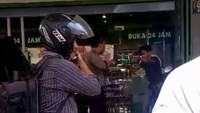 Pria yang ditodong pun tampak mengangkat kedua tangan ke arah polisi. Dari video yang tersebar, tampak polisi tersebut beberapa kali hendak seperti ingin menarik pelatuk pistolnya sembari mengarahkan ke bawah. (Foto: Screenshot video)