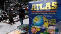 Lapak yang menjual buku bekas ini merupakan milik Bambang.