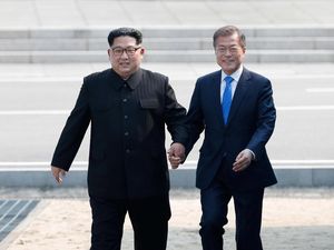 Bersejarah! Senyum Kim Jong Un-Presiden Korsel Saat Gandengan Tangan