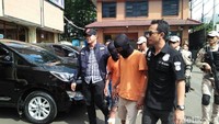Kedua pelaku berinisial SN (24) dan AP (23) ditangkap pada Rabu (25/4) di sebuah gudang di Jalan Vika Mas Tengah, Penjaringan, Jakarta Utara. (Foto: Nur Azizah Rizki/detikcom)