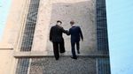 Bersejarah! Senyum Kim Jong Un-Presiden Korsel Saat Gandengan Tangan