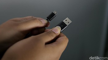 Kabel USB yang diberikan masih sebatas microUSB. Foto: Muhammad Ridho/Teks: Muhammad Alif Goenawan. 