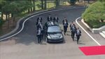 Saat Bodyguard Korut Berlari-lari Mengawal Kendaraan Kim Jong-Un