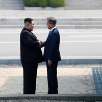 Ini adalah pertemuan ketiga antara pemimpin kedua negara berseteru tersebut sejak berpisah pada 1945. Pertemuan sebelumnya terjadi pada 2007 antara Presiden Korsel saat itu, Roh Moo-hyun, dan Pemimpin Korut  Kim Jong-Il. (Foto: Korea Summit Press Pool/Pool via Reuters)