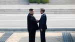Bersejarah! Senyum Kim Jong Un-Presiden Korsel Saat Gandengan Tangan