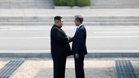 Saya senang bertemu Anda, ujar Moon sembari tersenyum kepada Kim dalam pertemuan bersejarah tersebut.