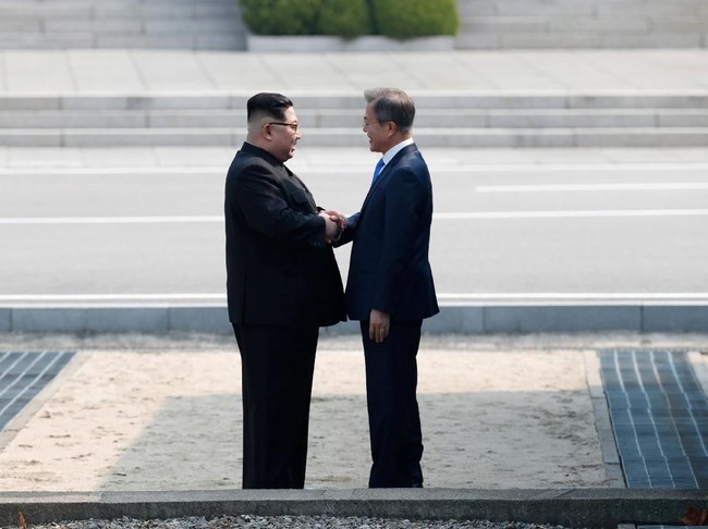 Ini adalah pertemuan ketiga antara pemimpin kedua negara berseteru tersebut sejak berpisah pada 1945. Pertemuan sebelumnya terjadi pada 2007 antara Presiden Korsel saat itu, Roh Moo-hyun, dan Pemimpin Korut  Kim Jong-Il. (Foto: Korea Summit Press Pool/Pool via Reuters)